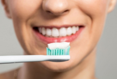 Стало известно самое рискованное время для чистки зубов