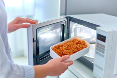 Опасна ли пища из микроволновки