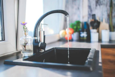 Нельзя сливать в раковину эти пять продуктов — ремонт обойдётся в копеечку. Засор неизбежен