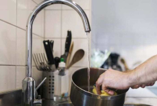 В СССР все добавляли соль в кастрюли не просто так. Секрет советских домохозяек