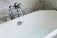 Одна капля этого аптечного средства — и ванна ослепит белизной. Без химии и страданий