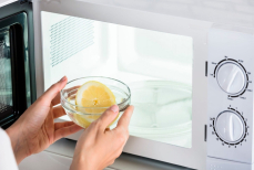 Грязная микроволновка — вот 12 способов её очистить, почти ничего не делая