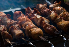 Почему нельзя жарить шашлык на готовых углях из магазина