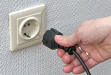 Воруют свет в «спящем» режиме — эти три прибора надо выключать из розетки