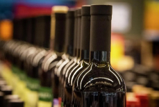 Названо опасное для женщин вино — повышает риск развития рака кожи