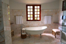 Почему стоит положить лавровый лист в ванну и под подушку — ответ многих удивит