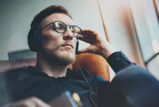 Врач рассказал, какие наушники могут нанести непоправимый вред здоровью