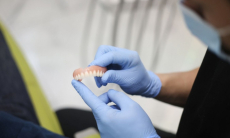 У мужчины сгнили зубы из-за пристрастия к энергетикам