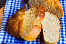 Хлеб дольше будет свежим, если его завернуть в этот кухонный предмет — секрет экспертов