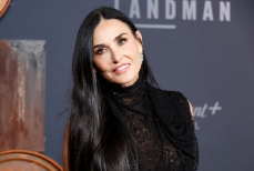 Деми Мур в 62 произвела фурор образом с ультракороткими кожаными шортами. Фото