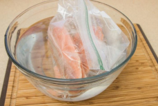 Как быстро разморозить мясо без микроволновки? Гениальный трюк от хозяйки