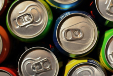 Энергетик до инфаркта доведёт — сердечно-сосудистый хирург рассказал, кому точно не стоит употреблять «баночки»