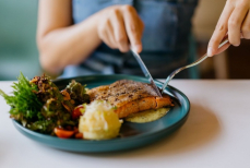 Избавит от нежелательных перекусов. Названо лучшее время для обеда