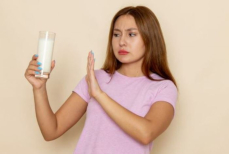 Врач назвал популярный вид молока, который он призывает избегать — причина удивит