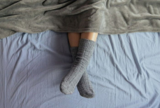 Сон в носках — насколько это полезно на самом деле?