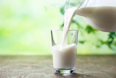 Молоко будет свежим три недели — вот что нужно в него добавить
