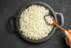 Почему нельзя есть вчерашний рис — врачи предупредили об опасности