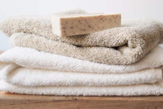 Одна стопка этой жидкости вернет мягкость полотенцам. Нужно влить во время стирки