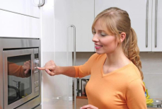 Почему еда в микроволновке сверху горячая, а внутри холодная.Почти все делают эту ошибку