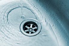 Вантуз не нужен. Сантехник показал, как прочистить слив — вода «уйдет» за секунды