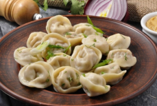 «Придется выбирать». Почему пельмени нельзя употреблять вместе с колбасой и сосисками?