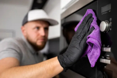 Названа деталь в микроволновке, которую чистят крайне редко. Она может стать причиной возгорания