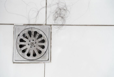 Нужен всего один предмет и это не вантуз — чем очистить слив всего за минуту