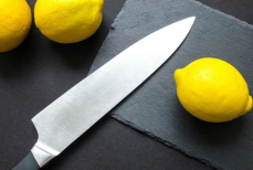 Почему нельзя оставлять нож ночью на столе — это надо знать