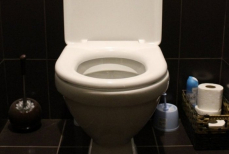 Всего 150 миллилитров в слив — и унитаз сверкает как новый. От налета и ржавчины не останется и следа