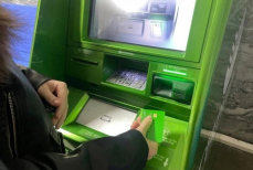Не спешите уходить от банкомата — ловушка для тех, кто снимает деньги с карты