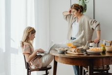 Ни за что не делайте этого с кухонным столом — привлечете в дом бедность