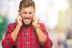 Чуткий слух или расстройство. Врач рассказал, почему некоторые звуки раздражают