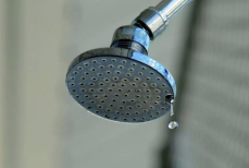 Не сода и не уксус. Лейку душа можно очистить за минуту — понадобится маленькая монета