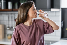Врач назвала опасный объем выпитой воды за сутки