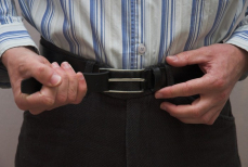 Врач раскрыл пугающие последствия туго затянутого ремня