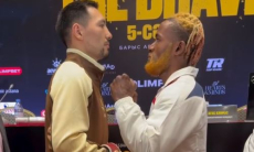 Алимханулы и непобежденный претендент провели первую дуэль взглядов перед титульным боем. Видео