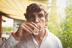 Этот симптом на лице после алкоголя может указывать на серьезную болезнь — о чем идет речь