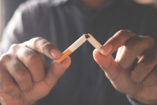 Ученые выяснили, что бросившие курить люди начинают зарабатывать больше