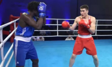 Нокаутом закончился бой Казахстана за финал Кубка мира по боксу. Видео