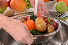 Как правильно мыть продукты, чтобы избежать пищевого отравления