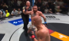 Проигравший боец выкинул из клетки победителя. Видео скандала в лиге Жумагулова