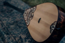 Ветеран войны, в свои 99 лет, продолжает играть на домбре. Видео