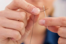 Способы вдеть нитку в иголку. Легко даже со слабым зрением — очки не понадобятся