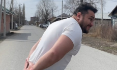 Впечатливший президента UFC казахстанец получил пощечину из машины на скорости. Видео