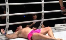 Супертяж одним ударом в первом раунде выиграл нокаутом чемпионский бой. Видео