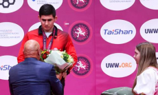 «Предатель родины». Скандал разгорелся на награждении сменившего гражданство России борца. Видео