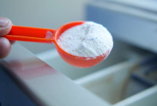 Для чего хозяйки смешивают стиральный порошок с солью. Результат поразит