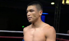 Дисквалификацией обернулся бой непобежденного казахстанского боксера