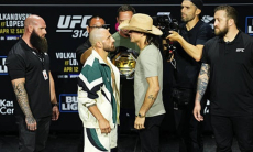 Волкановски и Лопес провели дуэль взглядов перед боем за титул UFC. Видео