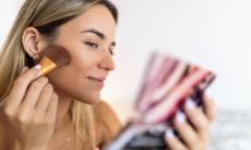 Этот лайфхак поможет избежать пятен от косметики на одежде